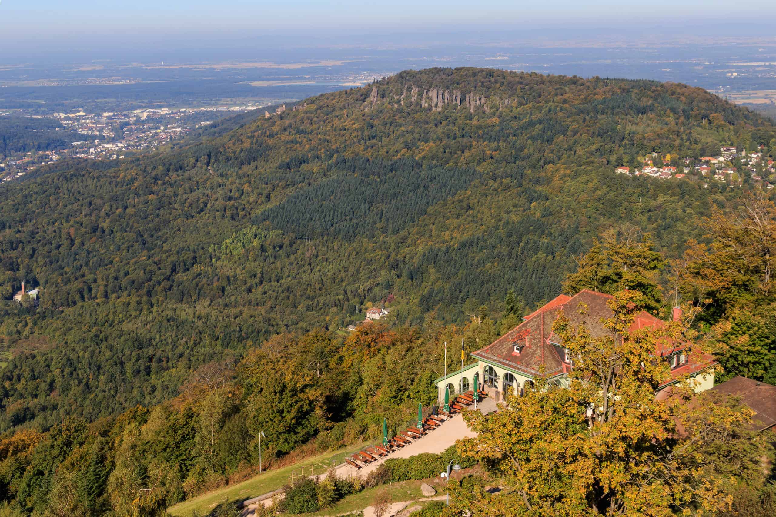 Utsikt över Baden-baden i Schwarzwald, regionen som har gett namn till den berömda Schwarzwaldtårtan. 