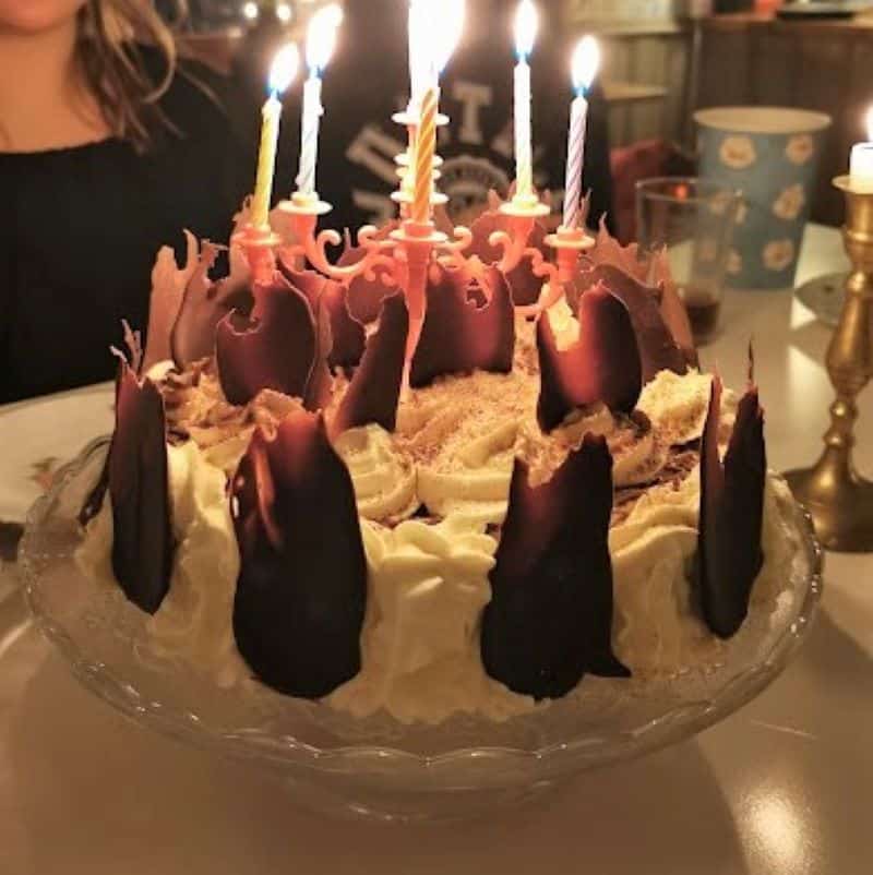 Schwarzwaldtårta med födelsedagsljus. Chokladen är formade som flikar eller flammor. 