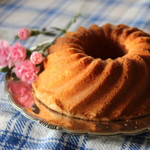 Favoritkaka är en sockerkaka, här serverad på silverfat på rosa blommor bredvid.