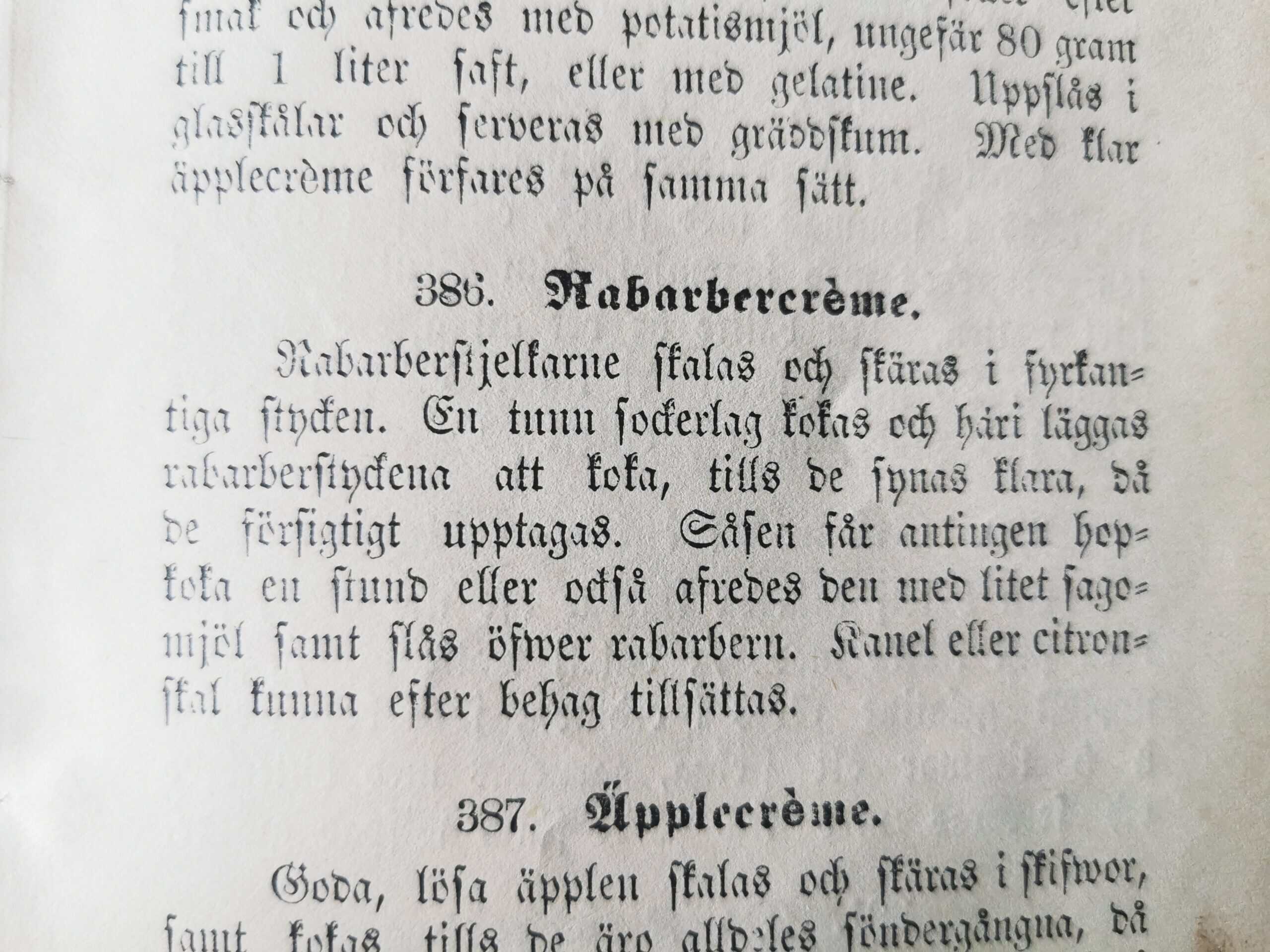 Bild på receptbeskrivningen Rabarbercrèma ur kokboken Handbok i Den nyare kokkonsten från 1891.