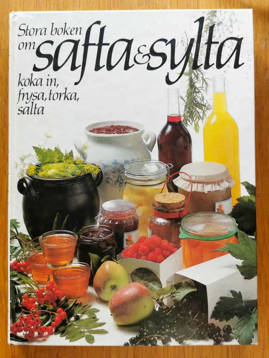 Bild på omslaget på ICA Bokförlagets Stora boken om safta och sylta koka in, frysa, torka, salta.